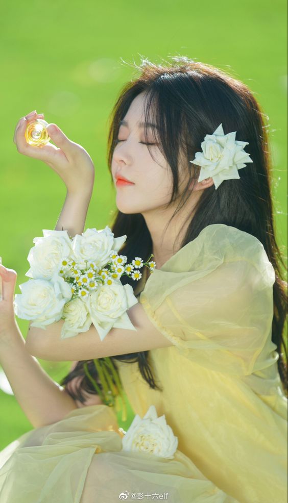 Hình ảnh đẹp của gái xinh đẹp bên cầm bó hoa tươi tắn