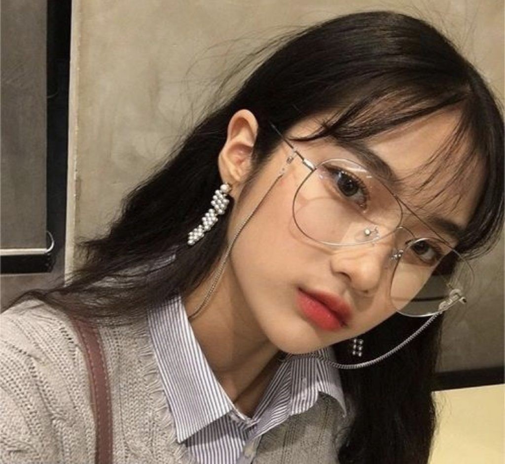 Bộ hình hình gái xinh đeo mắt kính tóc dài Minh Anh cực chất hot trên mạng xã hội