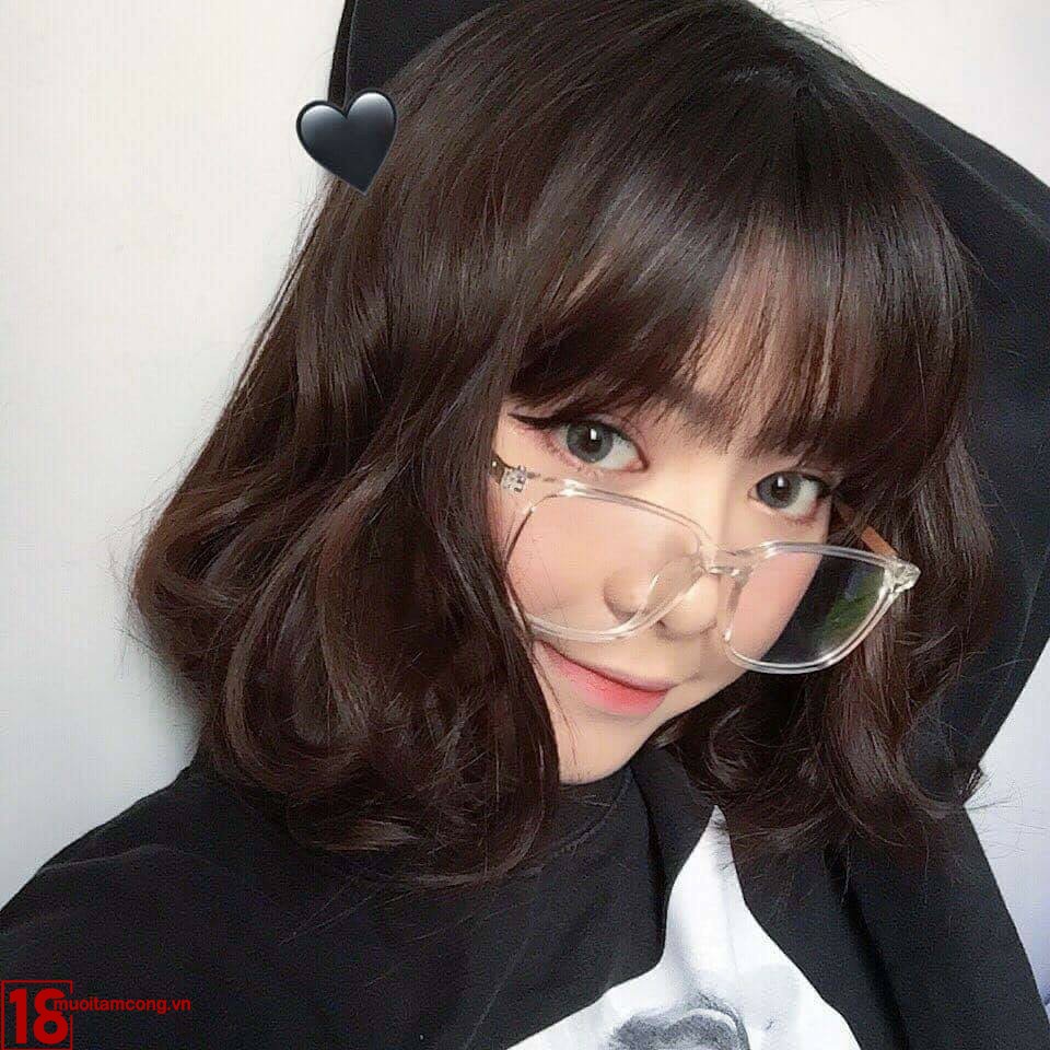 Bộ sưu tập hình đeo kính ảnh gái xinh tóc ngang vai 2k8 Đoan Trang cute ngọt lịm