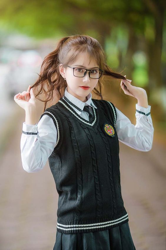 Hình ảnh gái xinh đeo mắt kính tóc ngắn Mai Nga cool ngầu duyên dáng