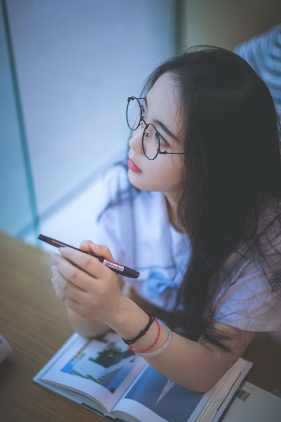 Top những ảnh con gái tóc ngắn đeo kính Tuệ Minh dễ thương làm avatar