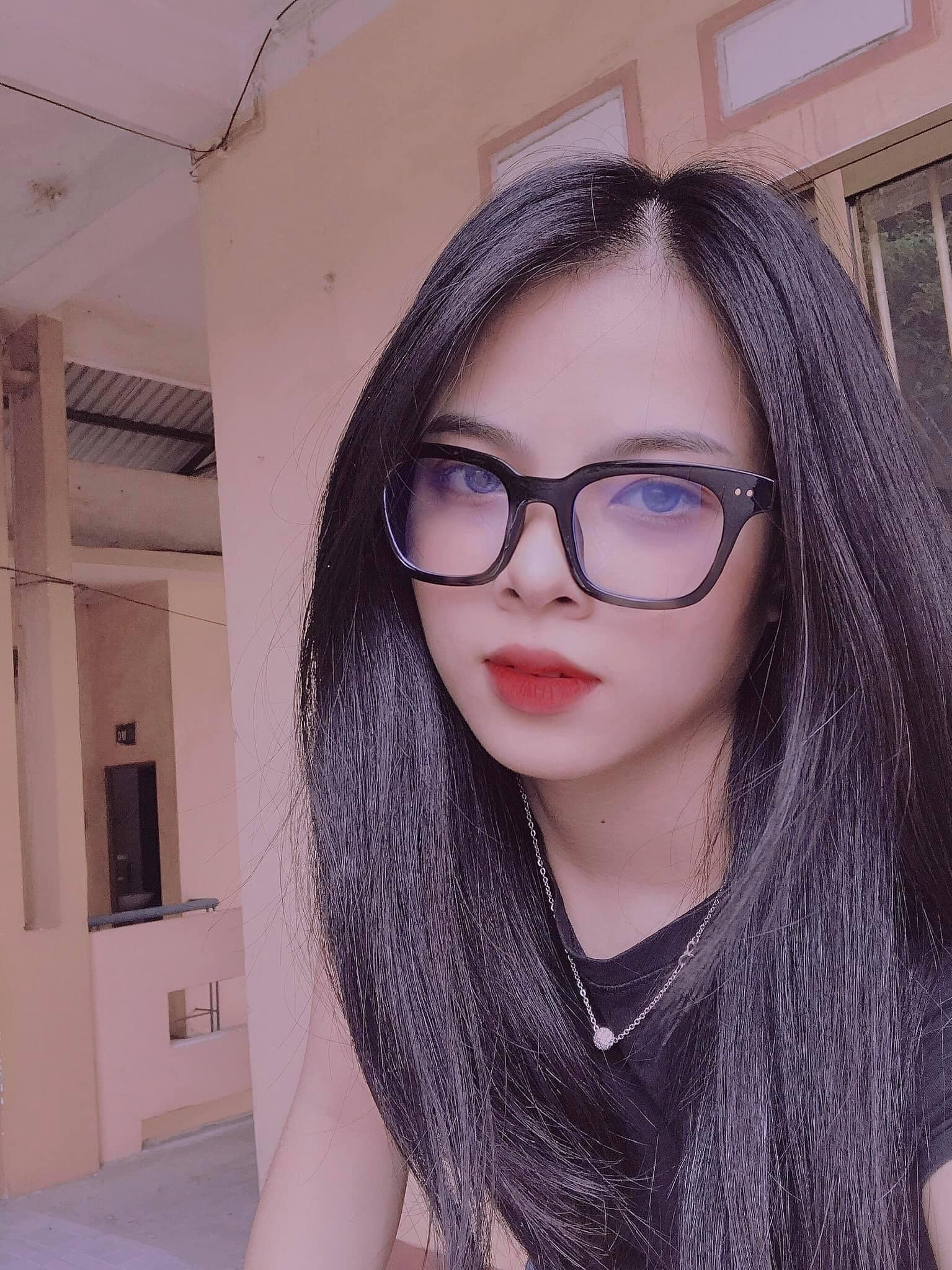 Ảnh gái xinh tóc dài đeo kính mặc bikini Đoan Trang mặt đẹp ngọt ngào