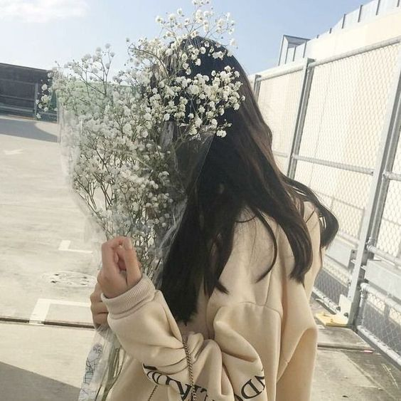 Hình ảnh con gái cute dễ thương che mặt bằng hoa bấy bì