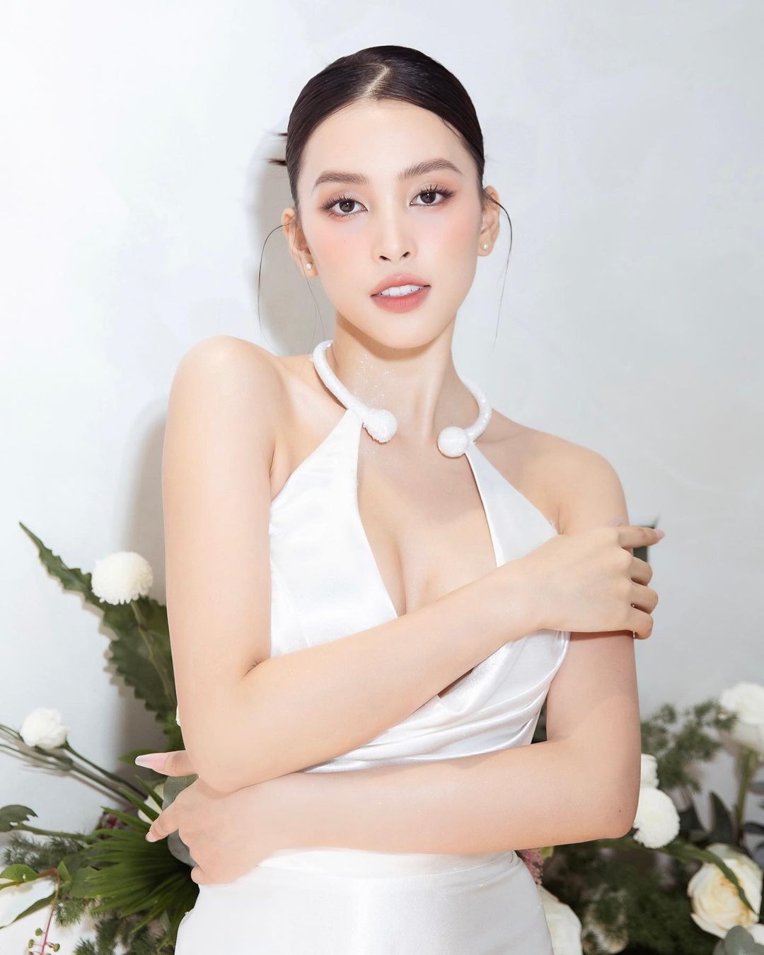 Bộ hình hoa hậu Trần Tiểu Vy đường cong hấp dẫn
