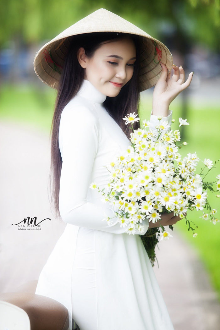 hình gái xinh mặc áo dài thước tha chụp bên bóa hoa cúc rạng rỡ