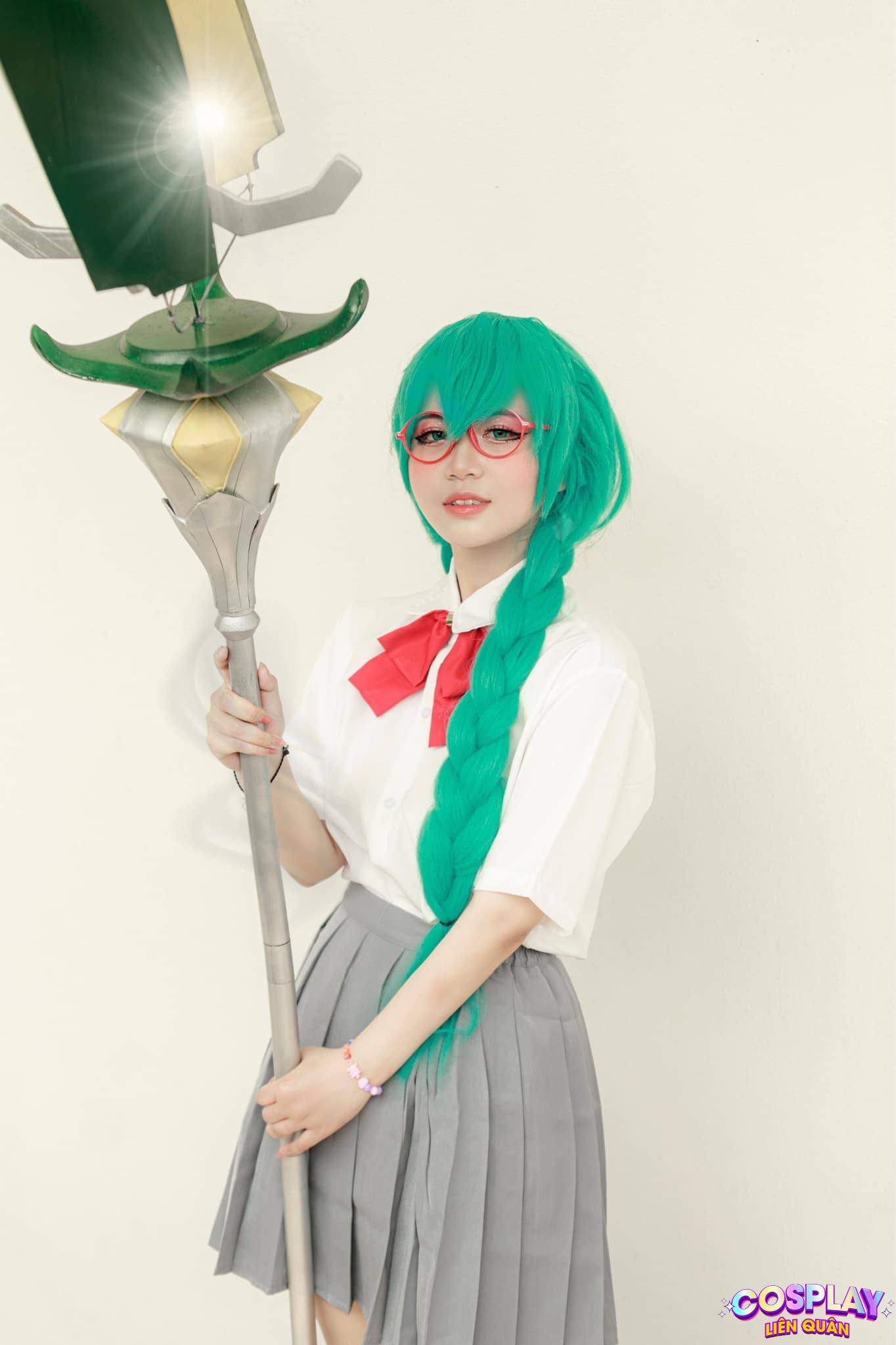 Anime gái xinh cosplay liên quân tôn dáng quyến rũ