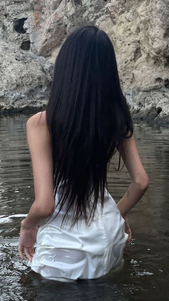 Hình ảnh cô gái tóc dài quay lưng ngầu cool cá tính