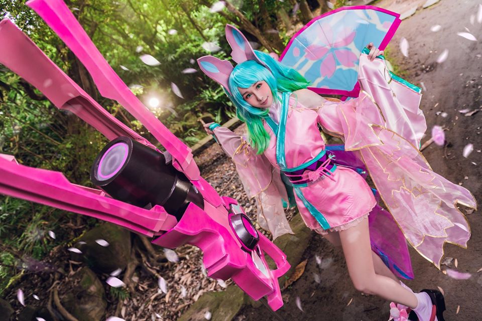 Cosplay capheny nữ thần nội y
