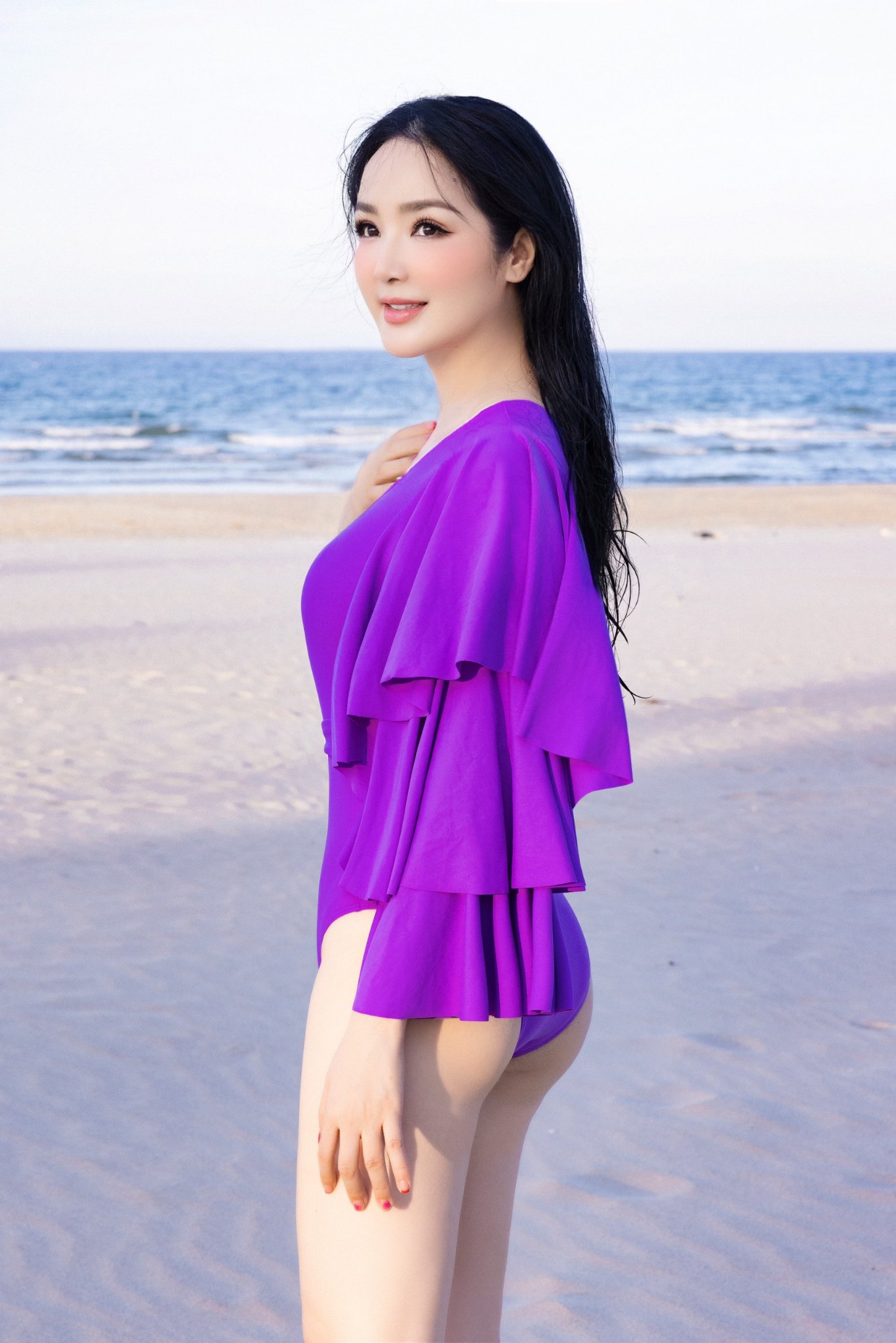 Nền Người đẹp Mặc Bikini Ngồi Bên Hồ Bơi Trong Ngày Hè Mát Mẻ Và Hình ảnh  Để Tải Về Miễn Phí  Pngtree