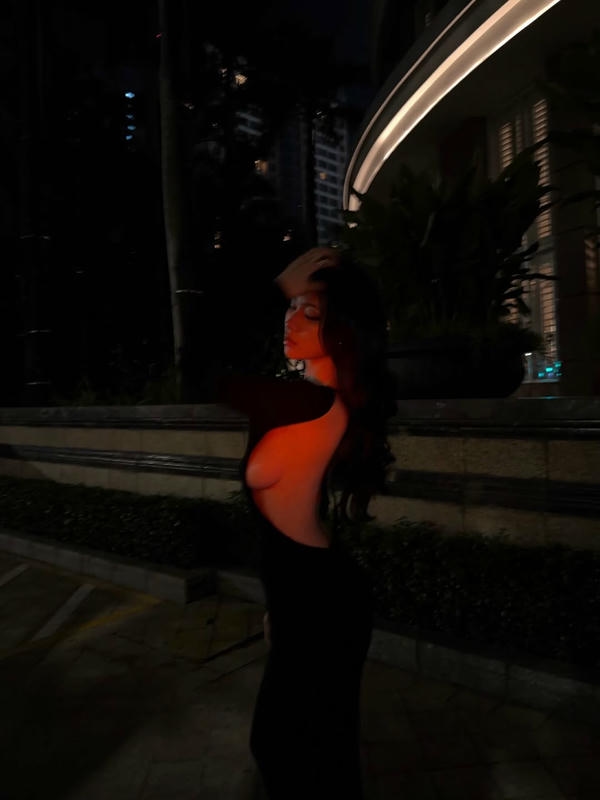 Diệp Phương Linh outfit cắt xẻ