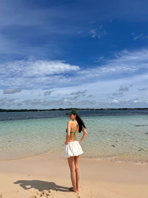 Vẻ đẹp thanh lịch trong trang phục trắng.