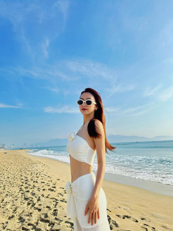 Vẻ đẹp gợi cảm dưới ánh nắng bãi biển.