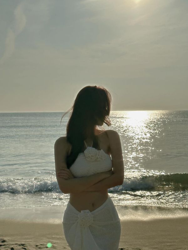 Thần thái thanh lịch giữa ánh hoàng hôn.