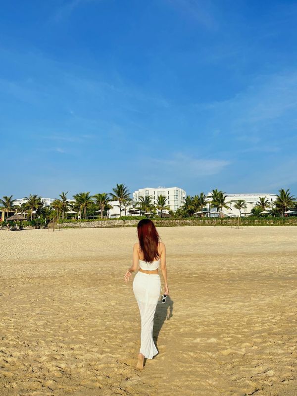 Á hậu Hà Thu bikini khoe dáng giữa biển trời.