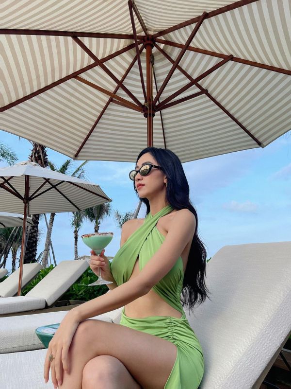 Vẻ đẹp dịu dàng, outfit xanh nhẹ nhàng.