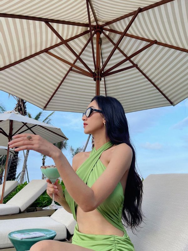 Á hậu Hà Thu bikini với kính đen cá tính.