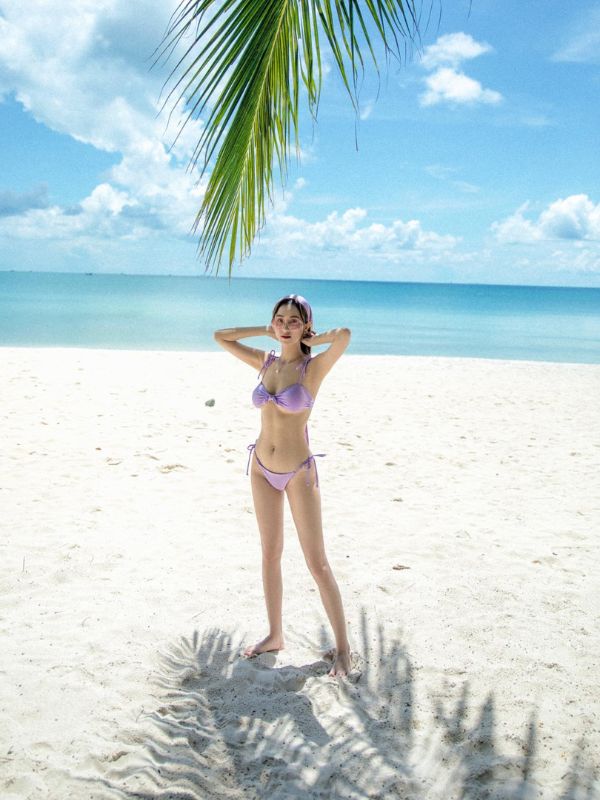 Á hậu Hà Thu bikini nổi bật giữa bãi biển.