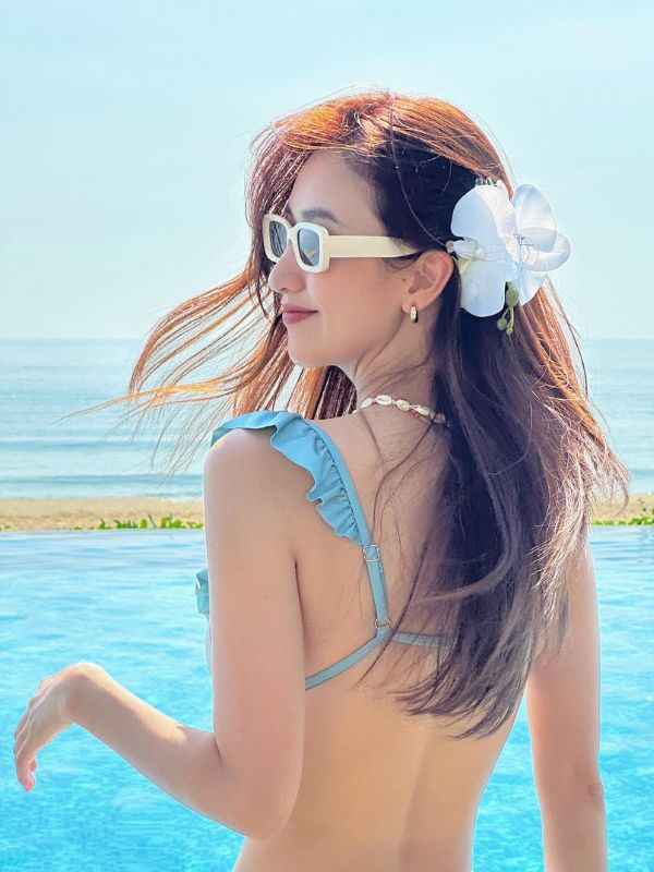 Vẻ đẹp dịu dàng, quyến rũ bên hồ bơi.