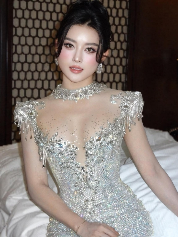 Váy xuyên thấu tinh tế, gợi cảm