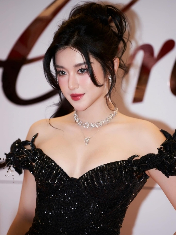 Váy trễ vai gợi cảm tinh tế