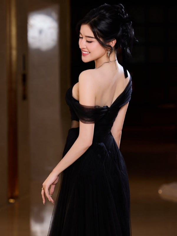 Thần thái cuốn hút đầy sang trọng