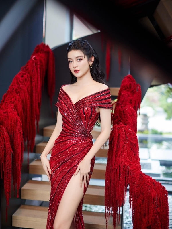 Váy đỏ ánh rực quyến rũ