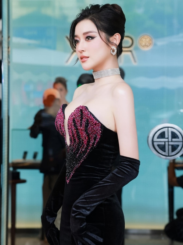 Váy đen ánh hồng cuốn hút