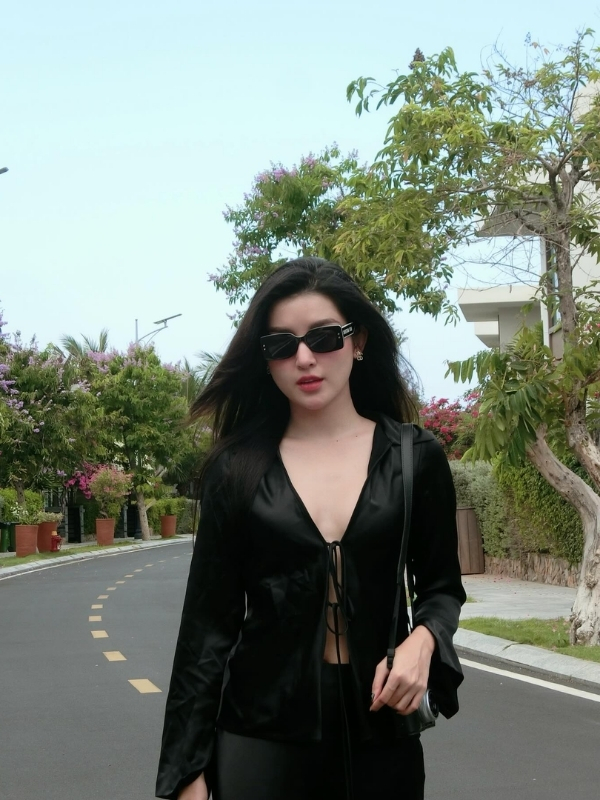 Set đồ đen cá tính nổi bật