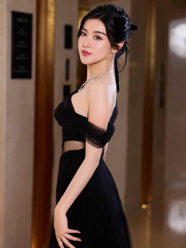 Bờ vai gợi cảm đầy tinh tế