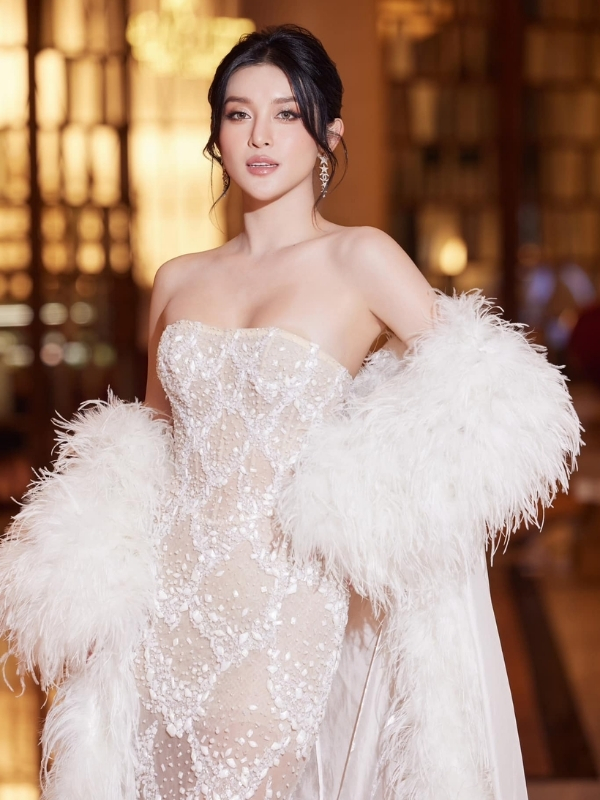 Huyền My lộng lẫy trong váy trắng tinh khôi