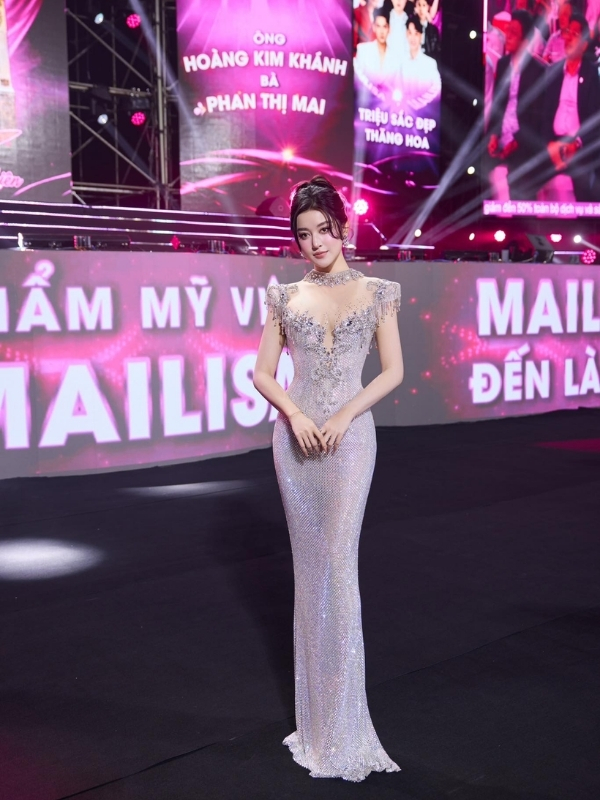 Váy ánh bạc sang trọng cuốn hút