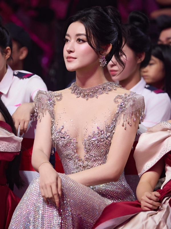 Huyền My kiêu sa giữa đêm tiệc