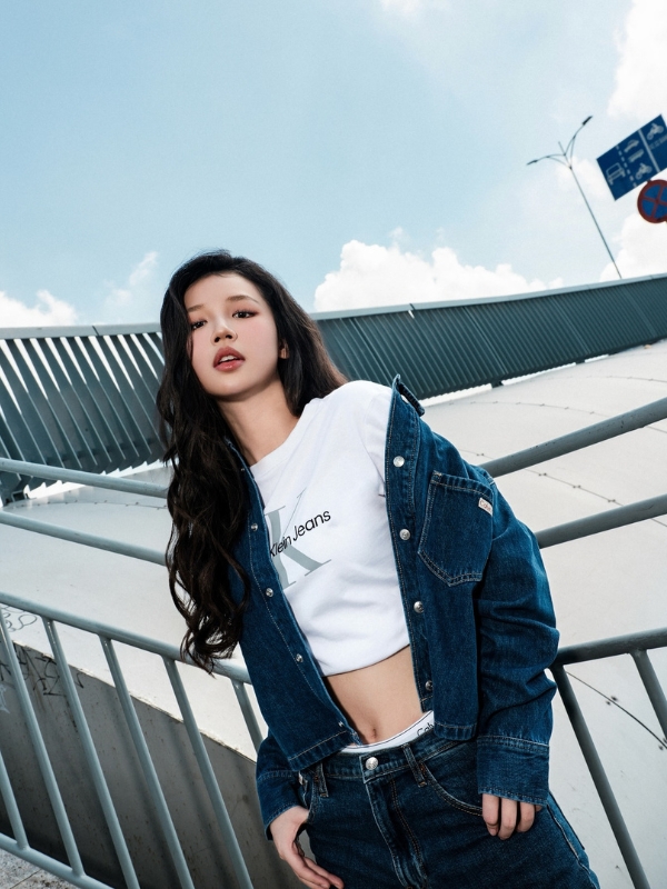 Amee sexy tạo dáng cá tính trên sân thượng