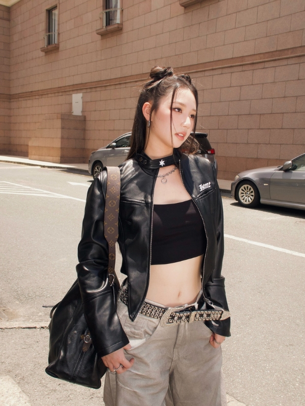 Outfit đen cá tính của Amee sexy