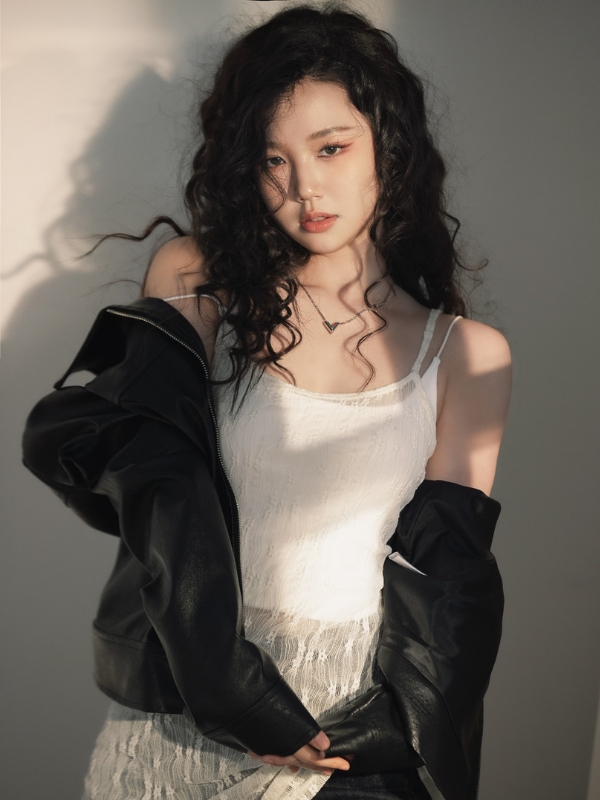 Mái tóc xoăn tự nhiên của Amee sexy