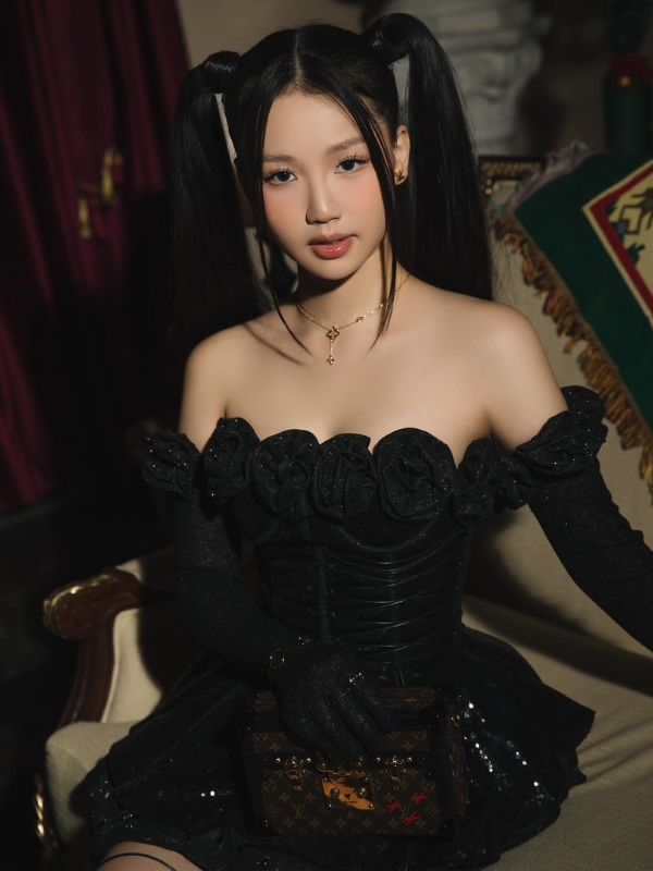 Amee sexy hóa nàng cổ điển quyến rũ