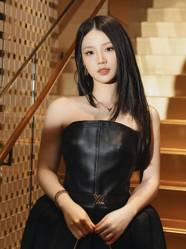 ảnh anime nữ gợi cảm nổi bật trong cầu thang