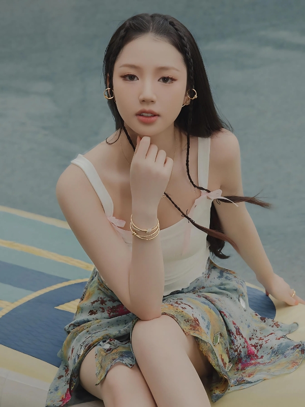 Amee sexy thư thái trong nắng chiều