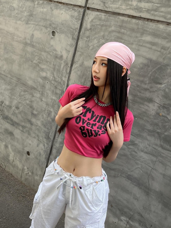 Amee sexy diện crop top hồng năng động