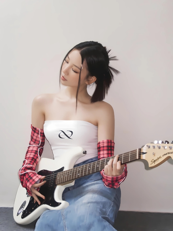 Amee sexy gợi cảm ôm đàn guitar