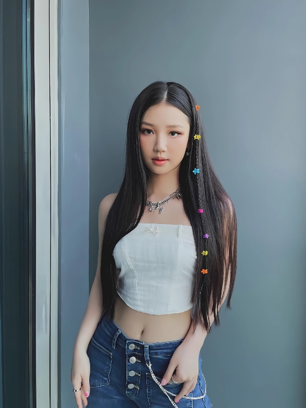 Amee sexy thanh thoát đứng cạnh cửa sổ