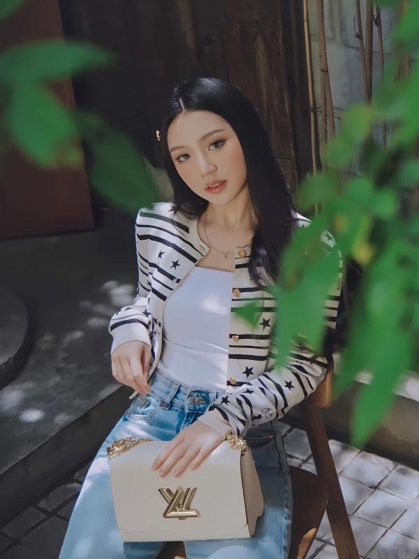 Amee sexy thần thái khi ngồi cà phê