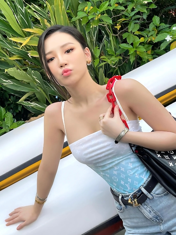 Amee sexy đáng yêu bên taxi vàng trắng