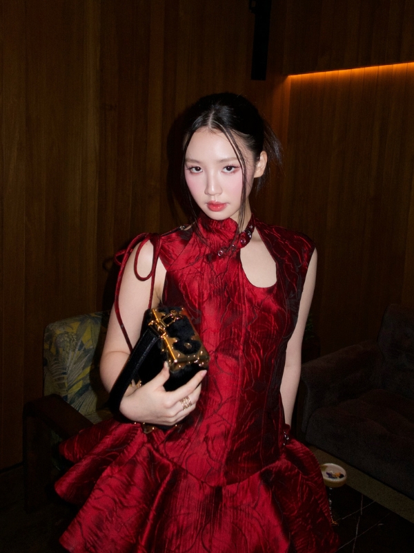 Amee sexy nổi bật trong đầm đỏ quyến rũ