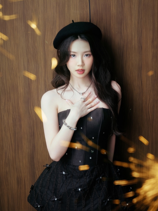 Ánh mắt bí ẩn của Amee sexy trong váy đen