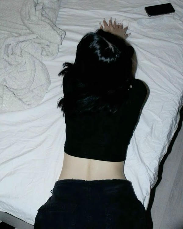 ảnh bạn gái trong phòng nghỉ