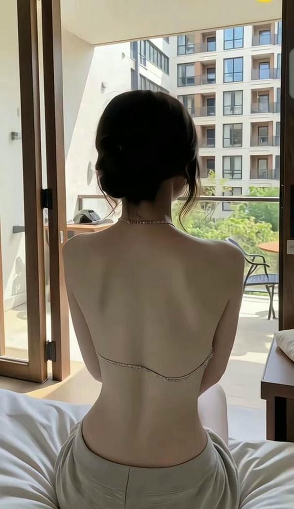 ảnh chụp cô gái từ phía sau