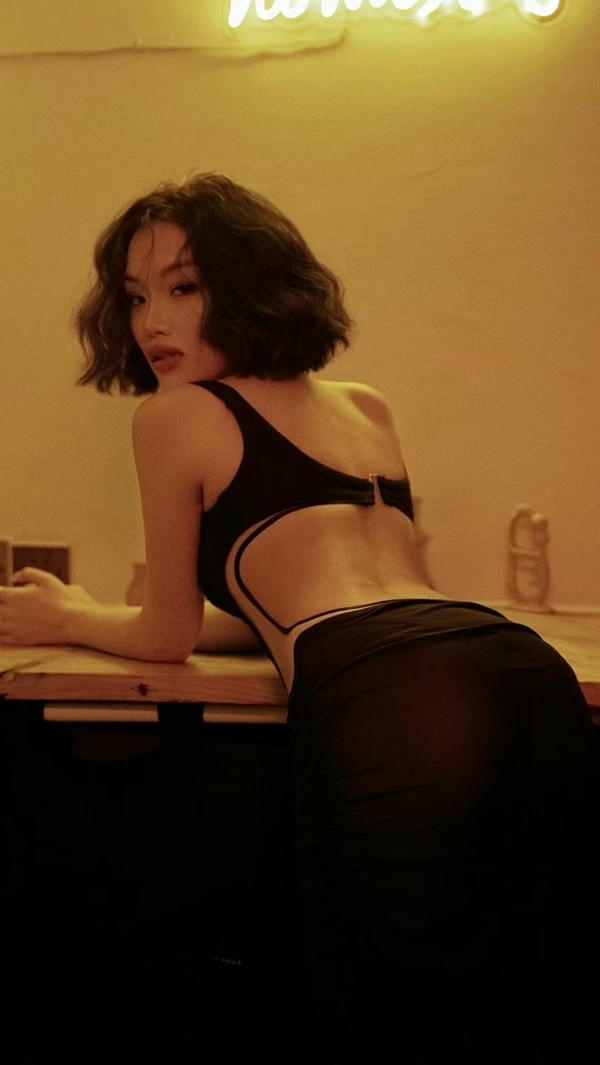 ảnh chụp phía sau cô gái