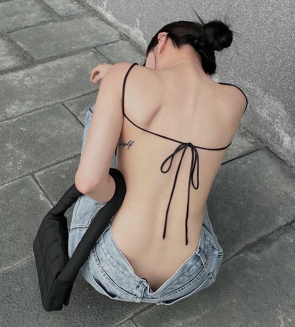 ảnh chụp từ phía sau lưng con gái tóc búi