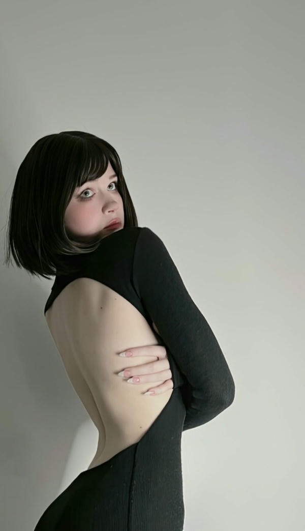 ảnh chụp từ phía sau lưng con gái tóc ngắn